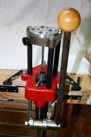 En venta prensa LEE Turret Classic Press   4  Pos,

Saludos 01