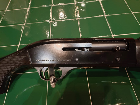 Vendo escopeta benelli m1 super 90 calibre 12/76 cañón de 51 cm slug, por no usar, en un estado muy aceptable 01