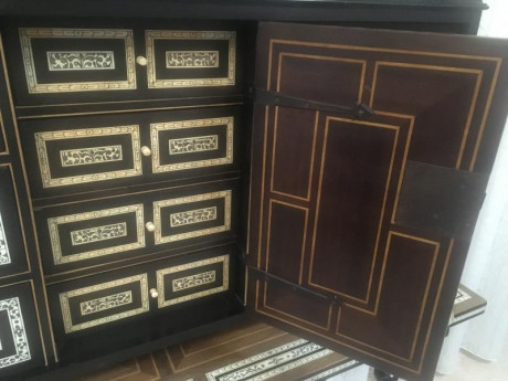 Buenas
Cambio mueble barqueño antiguo en perfecto estado de conservación.
Fabricado en madera Palo Santo 01