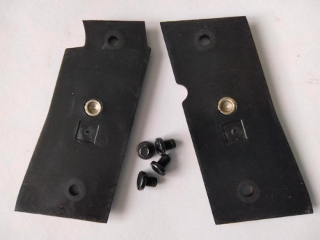 Hola, pongo varios tipos de cachas para las Colt 1911 Y Colt Mustang 380 

aun quedan de las militares 42