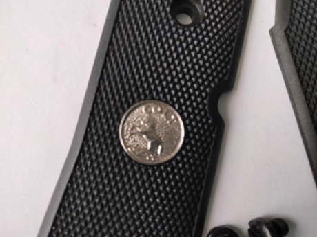 Hola, pongo varios tipos de cachas para las Colt 1911 Y Colt Mustang 380 

aun quedan de las militares 41
