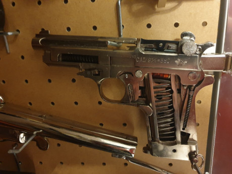 Vendo inutilizadas por fresado en recámara y con certificado nominal, una pistola pressin 350 euros; una 02