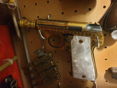 Vendo inutilizadas por fresado en recámara y con certificado nominal, una pistola pressin 350 euros; una 00