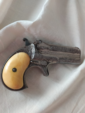 Pistola Remington de doble cañon y fuego anular.
Cachas de hueso.
Tipo Derringer.

Para mas información 01