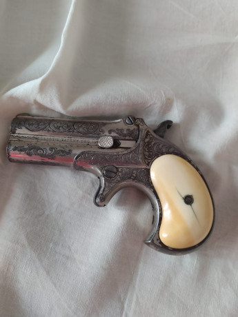 Pistola Remington de doble cañon y fuego anular.
Cachas de hueso.
Tipo Derringer.

Para mas información 00