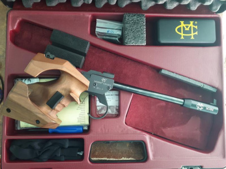 Hola.  Se vende pistola libre Morini CM84E.  Comprada en 2014, lleva unos 6000 tiros.  Cacha talla S sin 10