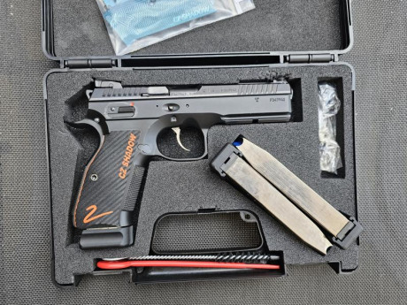 Vendo mi Shadow 2 comprada nueva exactamente hace un año. Tendrá unos 2000 mil tiros.
Siempre usada en 01