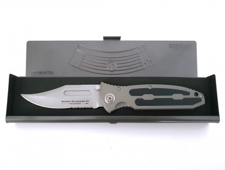 BÖKER KALASHNIKOV STANDARD 47 KNIFE: Navaja inspirada en el fusil de asalto AK-47. El mango está hecho 02