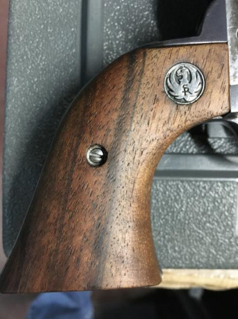 Se vende revólver Ruger Vaquero en calibre .45 LC.  
Acabado jaspeado.
Cañón de cinco pulgadas y media.
Cachas 11