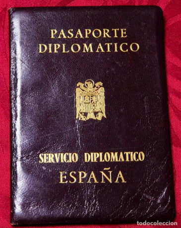  EN RECUERDO Y HOMENAJE A LOS QUE YA NO ESTÁN. 

Si pones en  GOOGLE    PASAPORTES EN LA MEMORIA   da 70