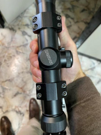 Carabina Savage, modelo 64, calibre .22 LR. Semiautomática. Fibra negra. Perfecto estado. Incluye visor 02