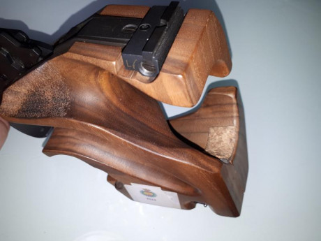Hola.  Se vende pistola libre Morini CM84E.  Comprada en 2014, lleva unos 6000 tiros.  Cacha talla S sin 32