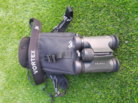   Buenas noches

Pongo en venta los siguientes prismáticos:

Vortex Diamondback 8x28

Bolsa de transporte
Correa
Tapas 02