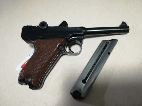 Pistola Erma Werke 22 Lr, se entrega con algún repuesto, 2 cargadores, cachas artesanales de madera y 02
