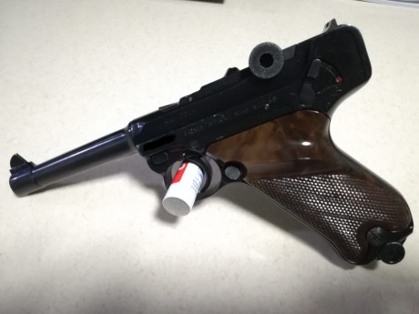 Pistola Erma Werke 22 Lr, se entrega con algún repuesto, 2 cargadores, cachas artesanales de madera y 01