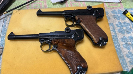 Pistola Erma Werke 22 Lr, se entrega con algún repuesto, 2 cargadores, cachas artesanales de madera y 00