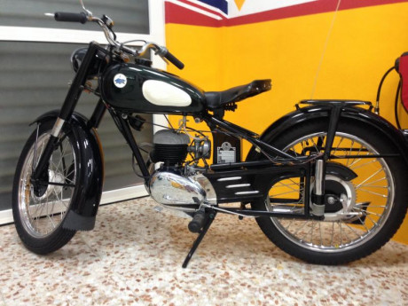 Vendo moto marca Lube de principios años 50 del siglo pasado.Restaurada en alta calidad.No tiene matrícula 00