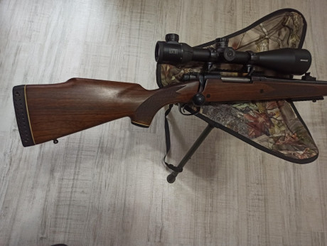 Vendo Rifle Winchester Mod. 70 Cal. 300 WM  cerrojo, en buen estado, culata madera de nogal con visor 02