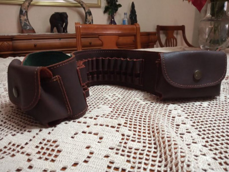 Vendo canana de cuero para balas con dos portacargadores , esta completamente nueva , sin uso.
Precio 01