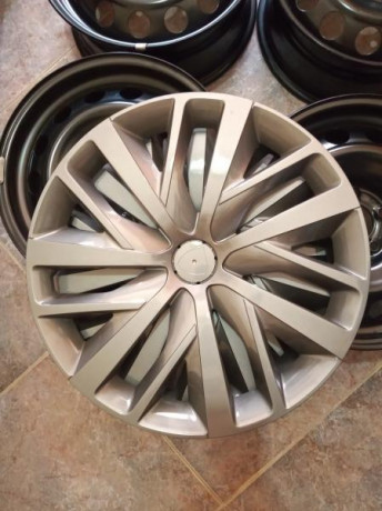 Vendo llantas de 16x7 del nuevo Peugeot 308 con sus tapacubos y tornillería , estan como nuevas (sólo 01