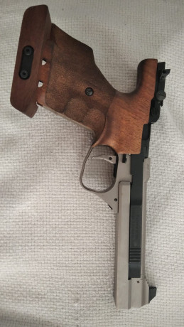 El arma está impecable ya que tiene pocos tiros, la empuñadura  es de talla M.
Se vende el arma con 2 01