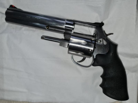 Vendo Smith & Wesson 686 de 6", calibre 357 magnum / 38 practicamente a estrenar (lo estrene 00