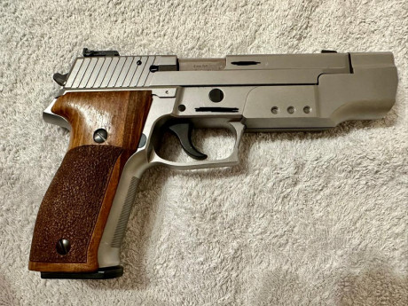 Un buen amigo me pide que le ponga en venta esta pistola Sig Sauer P226 s del calibre 9mm en perfecto 01