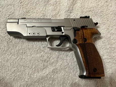 Un buen amigo me pide que le ponga en venta esta pistola Sig Sauer P226 s del calibre 9mm en perfecto 00