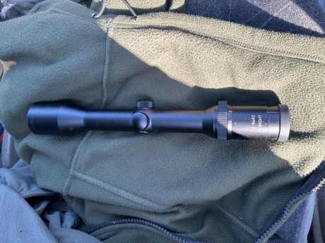 Esta en un estado impecable las marcas tipicas de las anillas 
Esta impoluto de lentes y en perfecto funcionamiento 01