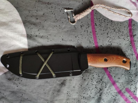 Vendo cuchillo Esee 6 de micarta contorneada, con funda Kydex de calidad y cordón de paracord.
Acero 1095 00