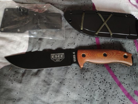 Vendo cuchillo Esee 6 de micarta contorneada, con funda Kydex de calidad y cordón de paracord.
Acero 1095 12