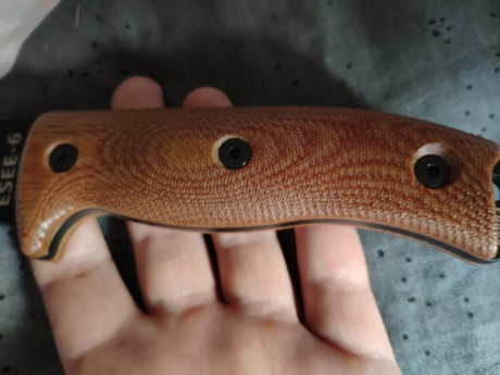 Vendo cuchillo Esee 6 de micarta contorneada, con funda Kydex de calidad y cordón de paracord.
Acero 1095 10