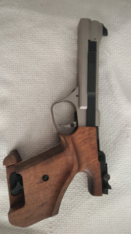 Se vende el arma con 2 cargadores. Está en perfecto estado, casi sin uso.
Cacha talla M.
El arma se puede 02