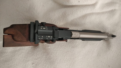 Se vende el arma con 2 cargadores. Está en perfecto estado, casi sin uso.
Cacha talla M.
El arma se puede 01