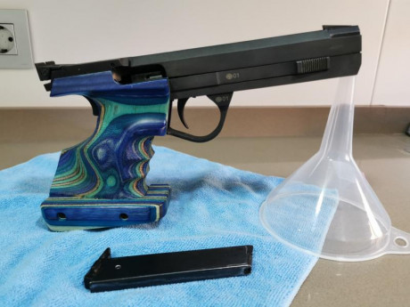  VENDIDO  - pistola  Baikal IZH 35  calibre .22lr , con cacha anatómica Walther talla M, Excelente precisión 01
