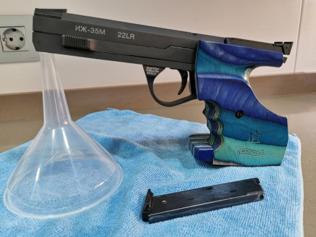  VENDIDO  - pistola  Baikal IZH 35  calibre .22lr , con cacha anatómica Walther talla M, Excelente precisión 00