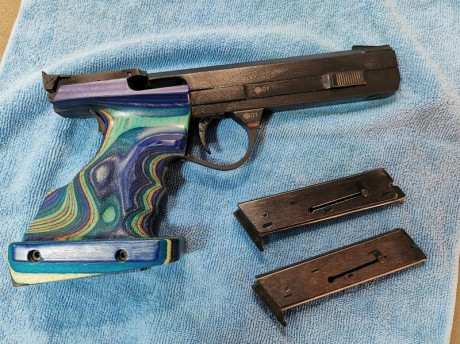  VENDIDO  - pistola  Baikal IZH 35  calibre .22lr , con cacha anatómica Walther talla M, Excelente precisión 10