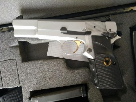 Buenas tardes compañeros. Busco una pistola 
FN BROWNING GP-35, HP High-Power, en acero inox, Con mira 00