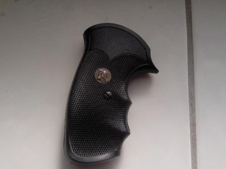 Tengo una cachas marca Pachmayr...que desde el primer dia ellas solitas transpiran ligeramente aceite....
Las 80