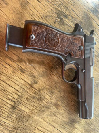 Saludos a todo el mundo. Hoy voy a mostrar una pistola y  un revolver de un amigo por si a alguien le 02