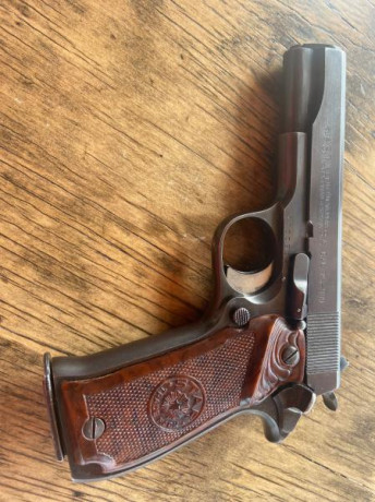 Saludos a todo el mundo. Hoy voy a mostrar una pistola y  un revolver de un amigo por si a alguien le 01