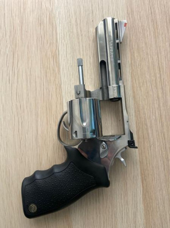 Saludos a todo el mundo. Hoy voy a mostrar una pistola y  un revolver de un amigo por si a alguien le 00