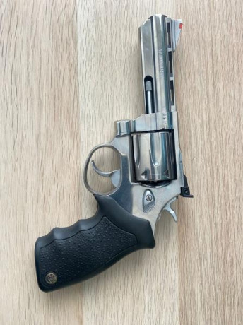 Saludos a todo el mundo. Hoy voy a mostrar una pistola y  un revolver de un amigo por si a alguien le 11