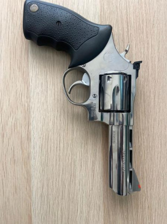 Saludos a todo el mundo. Hoy voy a mostrar una pistola y  un revolver de un amigo por si a alguien le 10
