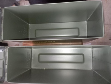 Lote de dos cajas metálicas de munición, estado excelente tanto el metal como la goma estanca ,tamaño 02