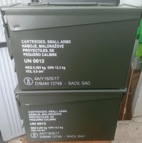 Lote de dos cajas metálicas de munición, estado excelente tanto el metal como la goma estanca ,tamaño 00