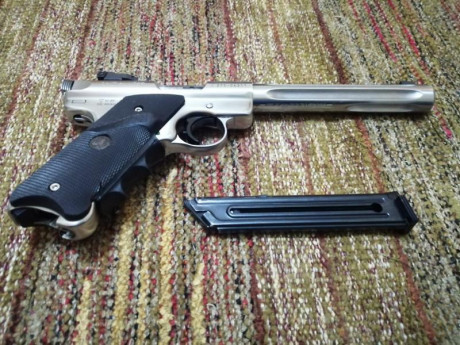 Buenas, se vende pistola ruger mark IV hunter CAL 22 inox, en buen estado,. Tiene puestas cachas pachmayr 00