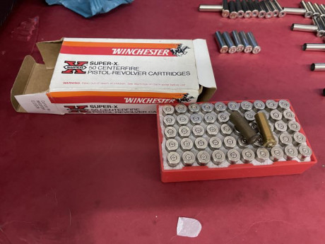 Hola, vendo:

205 vainas calibre .357 mag 
 -100 marca federal latonadas.
 -105 marca Winchester cincadas 12