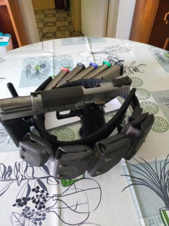 Pistola STI .40, cinco cargadores, cinturón y funda extracción rapida, agujas y muelles repuesto. Pocos 20