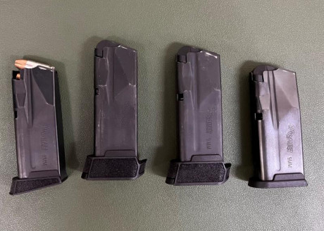 Muy pocos disparos (lo justo para probarla), y muy poco uso, se vende el lote, con los 4 cargadores y 11
